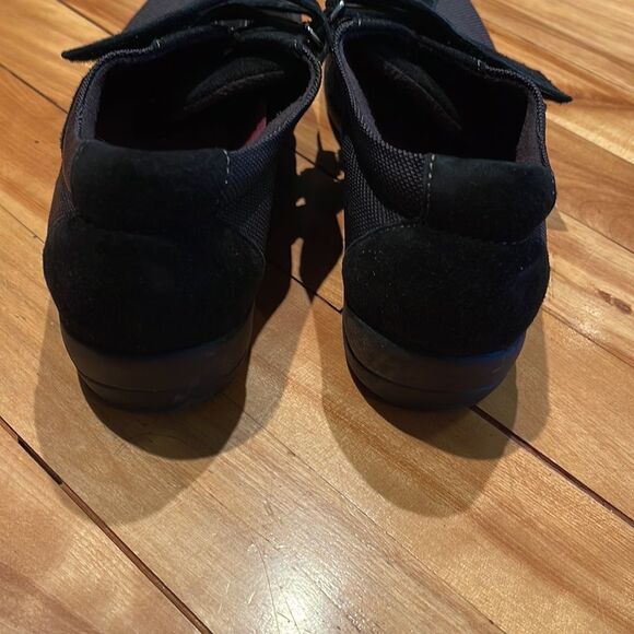 Munro Joliet black fabric/suede strap sneakers. Shock absorbing heel. Size 9 N.